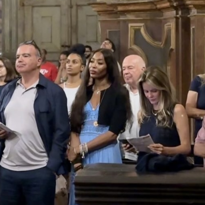 Naomi Campbell passa Natal no Brasil e assiste missa em igreja histórica