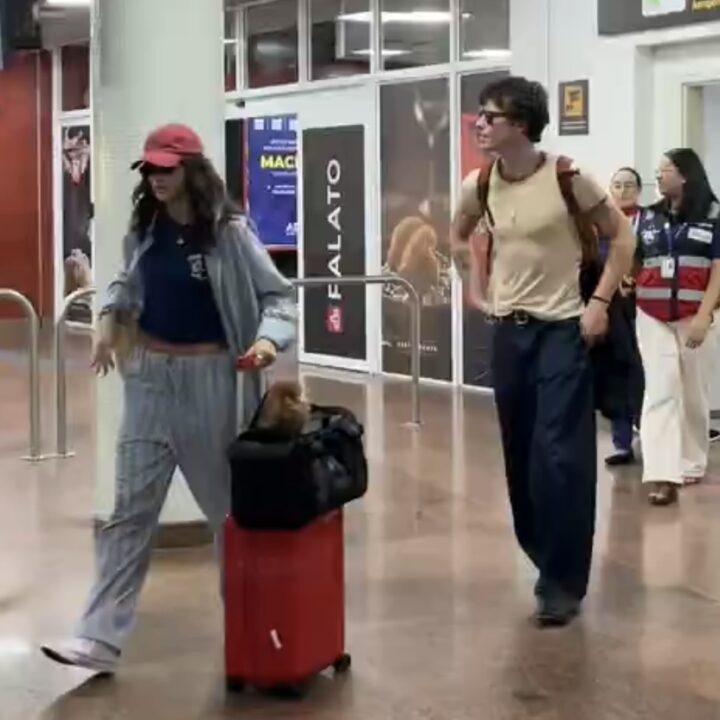 Shawn Mendes e Bruna Marquezine são flagrados em momento fofo durante voo para Alagoas