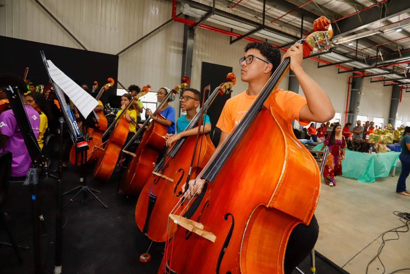 Orquestra Neojiba realiza concerto dentro da fábrica da BYD em Camaçari