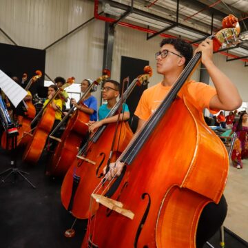 Orquestra Neojiba realiza concerto dentro da fábrica da BYD em Camaçari