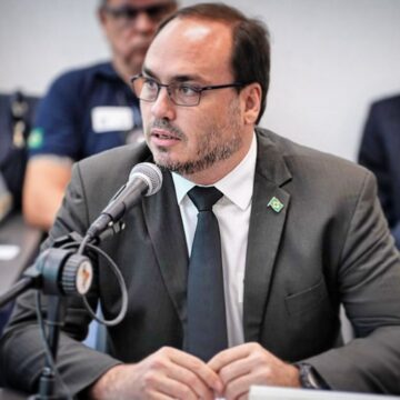 Carlos Bolsonaro vai renunciar ao mandato de vereador e revela novos planos na política