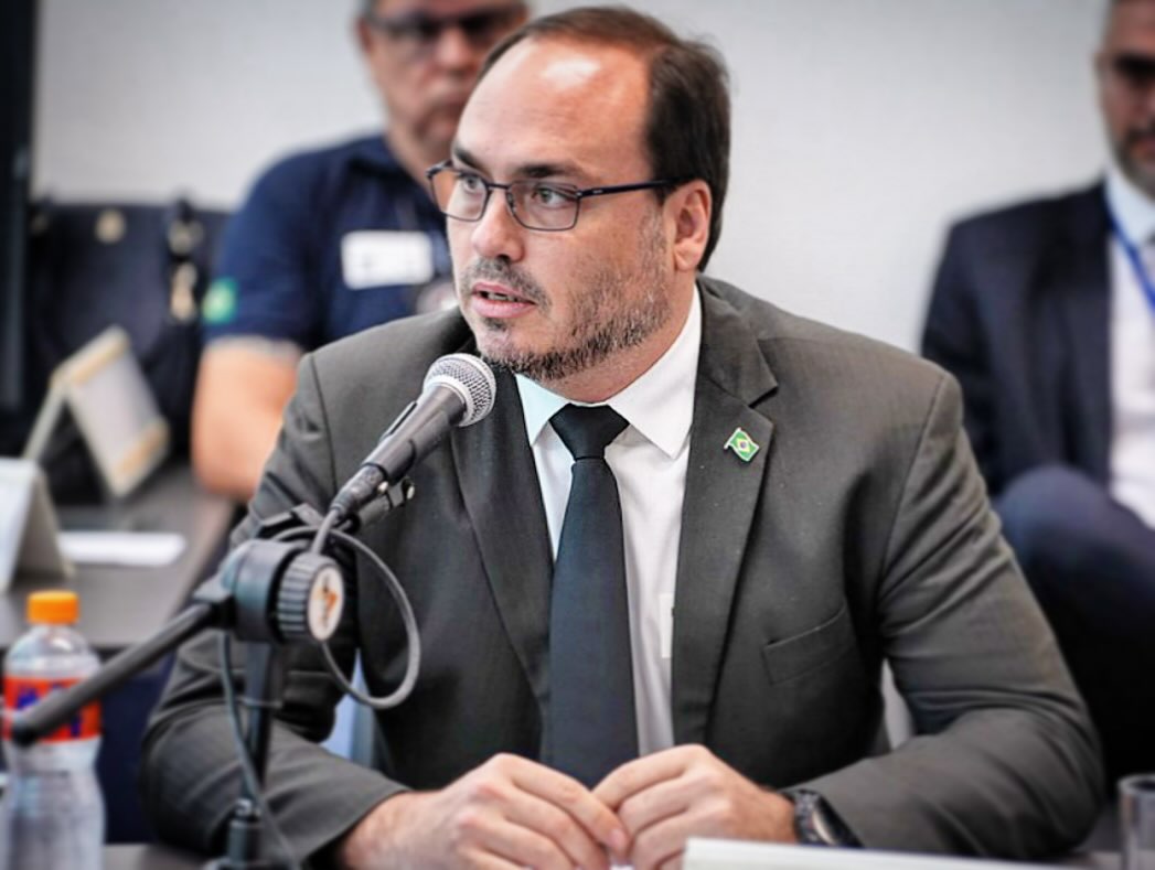 Carlos Bolsonaro renuncia à Câmara do Rio e mira vaga no Senado por Santa Catarina em 2026