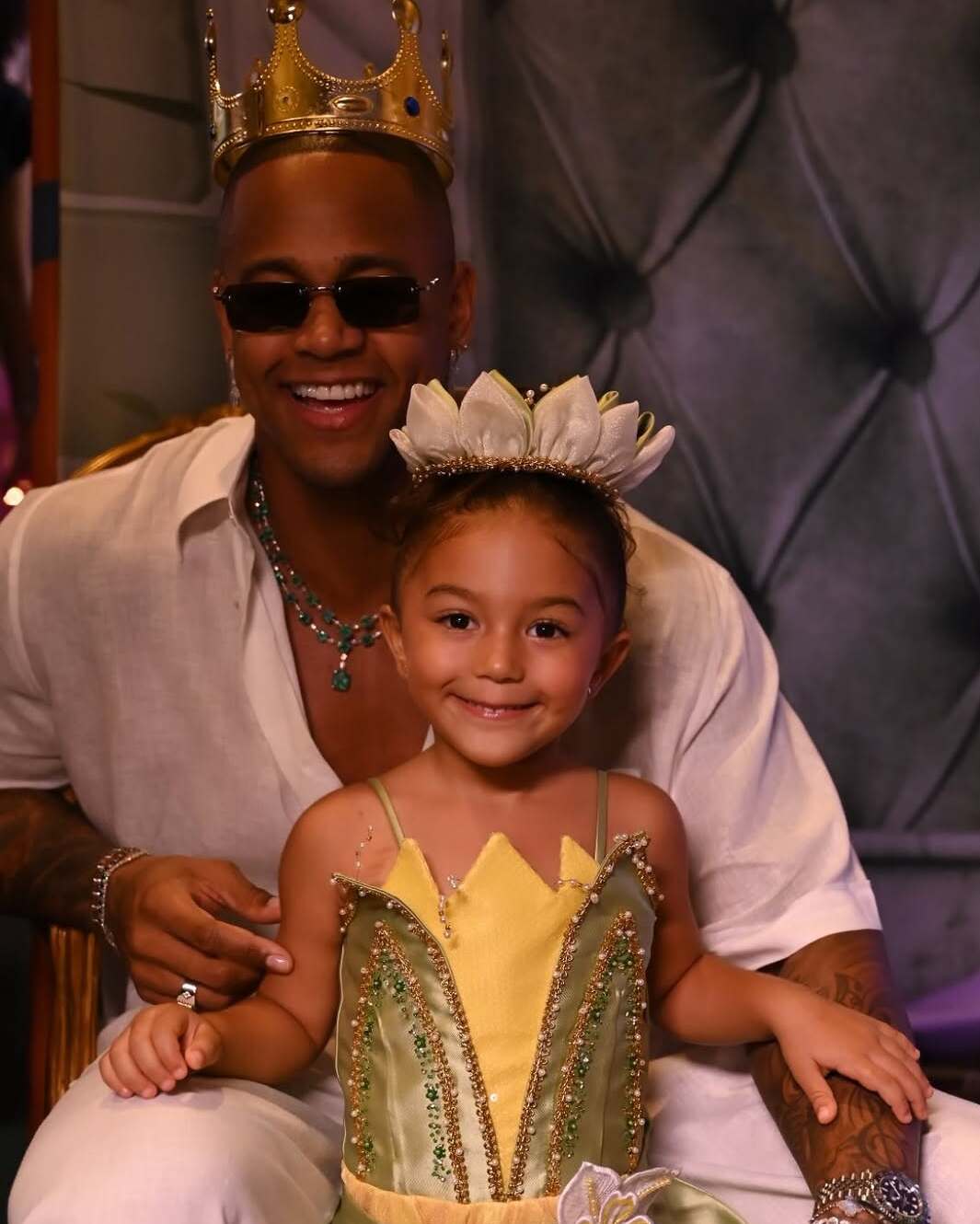 Léo Santana fala sobre desafios de conciliar carreira e paternidade: “Lore me ajuda muito”