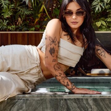 Mansão de Ana Castela tem piscina com telão, spa e escultura de boiadeira: veja fotos