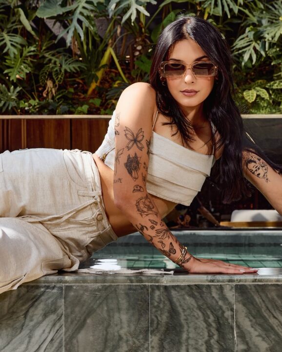 Mansão de Ana Castela tem piscina com telão, spa e escultura de boiadeira: veja fotos