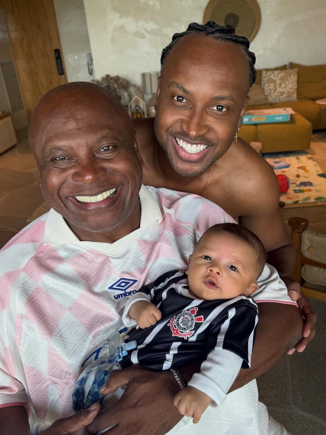 Filho de Carol Peixinho e Thiaguinho rouba a cena em clique fofo com o pai e o avô