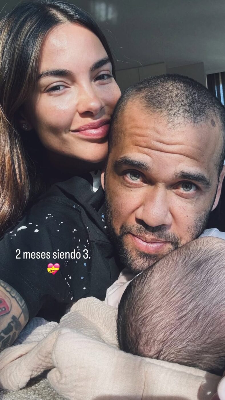 Esposa de Daniel Alves compartilha registro raro com o marido e o filho: “Dois meses sendo 3”
