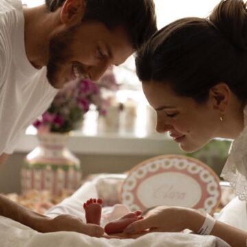 Camila Queiroz e Kleber Tolledo emocionam ao falarem sobre o nascimento da filha: “Um dos momentos mais especiais da vida”