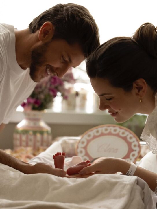 Camila Queiroz e Kleber Tolledo emocionam ao falarem sobre a filha: “Um dos momentos mais especiais da vida”