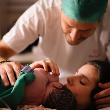 Camila Queiroz e Klebber Toledo anunciam nascimento da filha Clara: “Amor sem explicação”