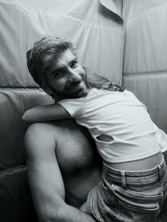 Hugo Moura compartilha momento de carinho com Maria Flor, sua filha com Deborah Secco: “Dei colo todos os dias”