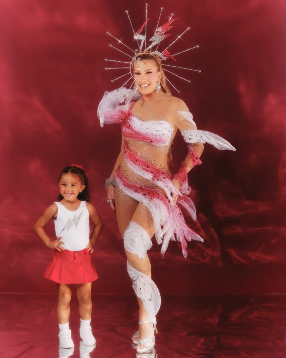 Grávida, Lore Improta celebra presença da filha Liz em ensaio de rua da Viradouro: “Que energia”