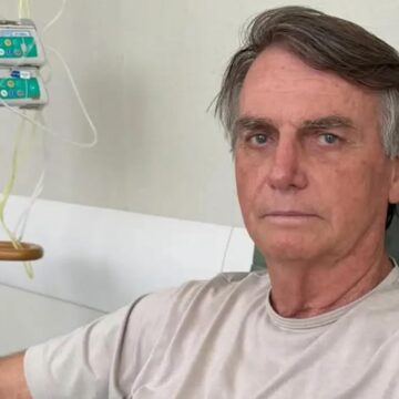 Filho de Jair Bolsonaro fala sobre estado de saúde do pai: “Madrugada de muita preocupação”
