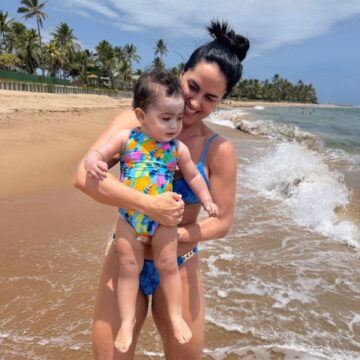 Em Salvador, Graciele Lacerda curte dia de praia com a filha Clara: “Minha pequena sereia destemida”