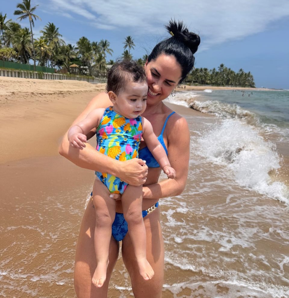 Em Salvador, Graciele Lacerda curte dia de praia com a filha Clara: “Minha pequena sereia destemida”