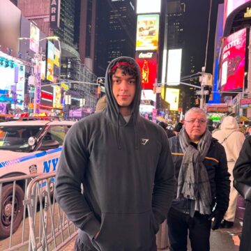 Filho de Xanddy e Carla Perez curte passeio com a noiva na Times Square; veja fotos