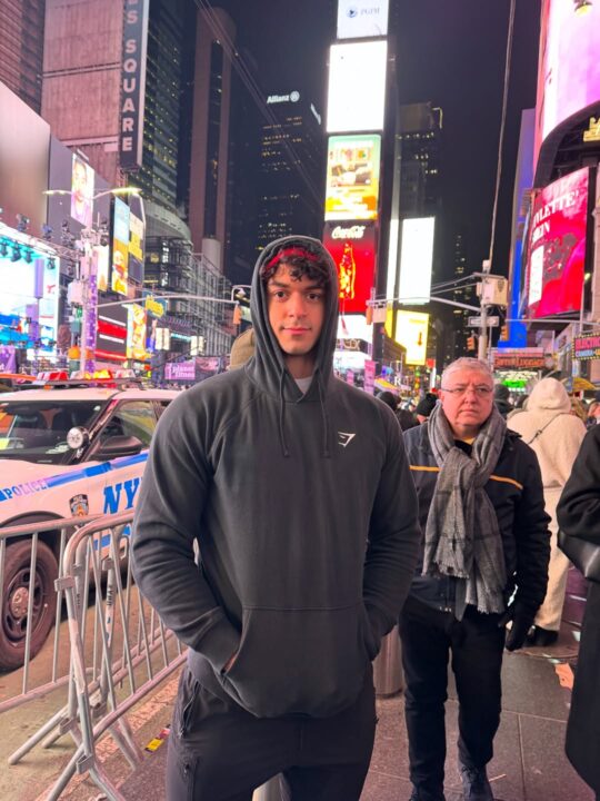 Filho de Xanddy e Carla Perez curte passeio com a noiva na Times Square; veja fotos