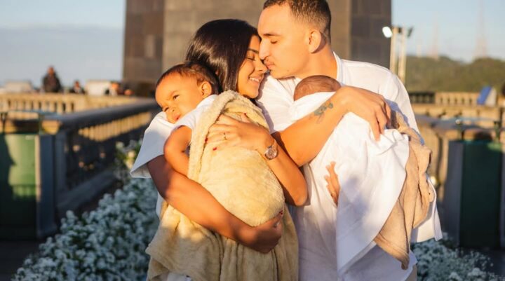 Ary Mirelle compartilha registros inéditos do batismo dos seus filhos com João Gomes no Cristo Redentor