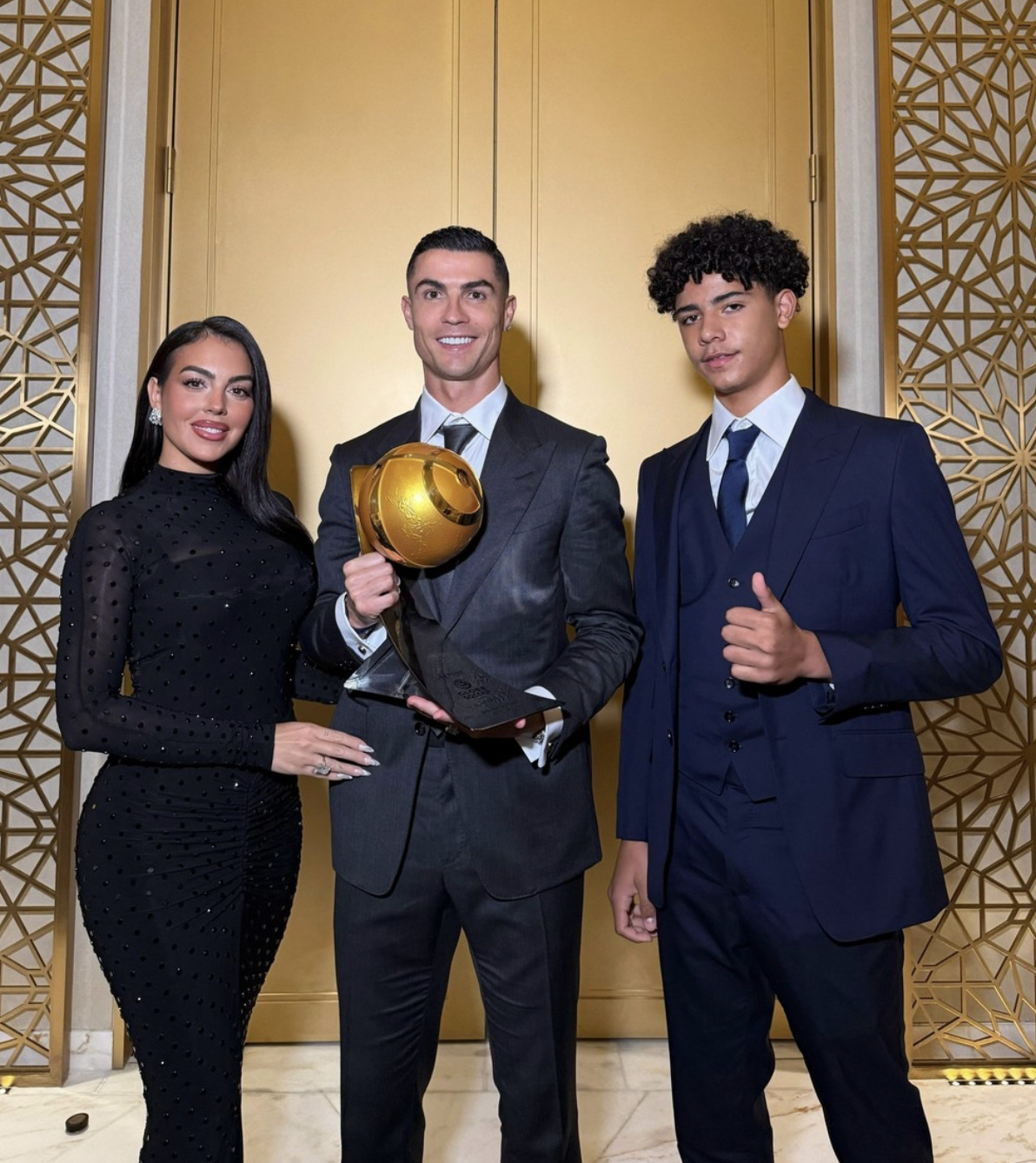 Cristiano Ronaldo posa ao lado do filho e altura do garoto impressiona