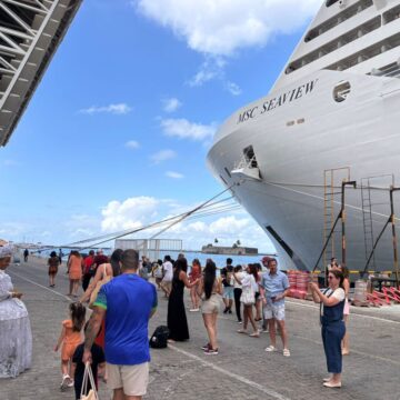 Navios de cruzeiro  trazem 8 mil turistas à Bahia na reta final de 2025
