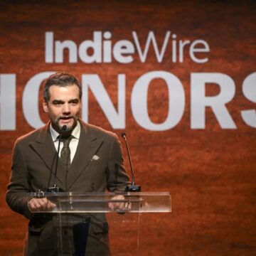 Ator Wagner Moura é premiado pelo IndieWire e discursa sobre ditadura, democracia e esperança