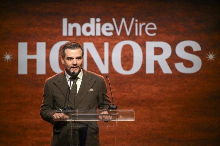 Ator Wagner Moura é premiado pelo IndieWire e discursa sobre ditadura, democracia e esperança
