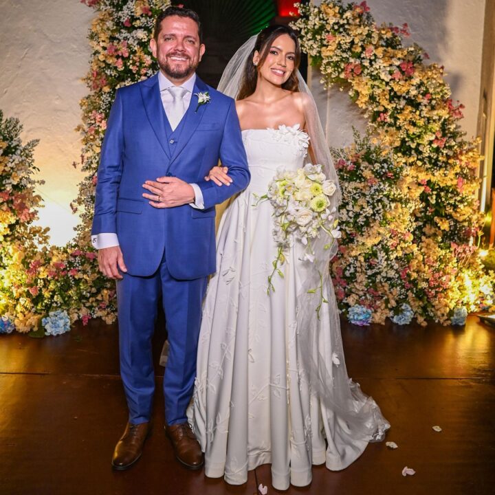 Arquiteto Gustavo Charão celebra casamento com Letícia Guimarães na Praia do Forte; veja fotos