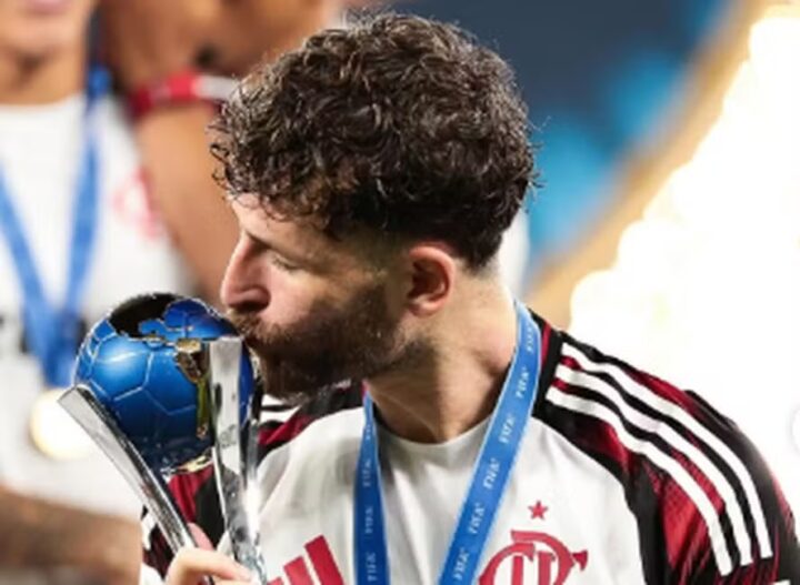 Léo Pereira cai nas graças da torcida após vitória do Fla e reconciliação amorosa: ‘Karolino voltou’