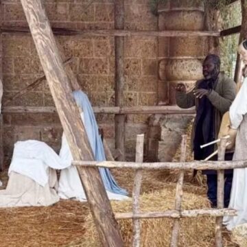 Homem fugindo da polícia se disfarça de estátua em presépio natalino