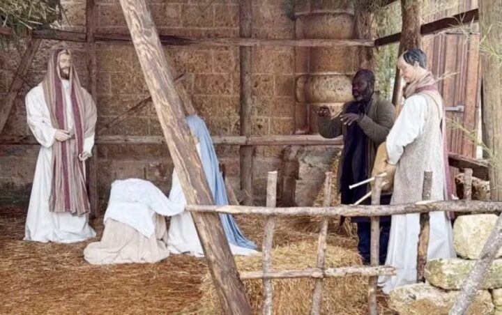 Homem fugindo da polícia se disfarça de estátua em presépio natalino