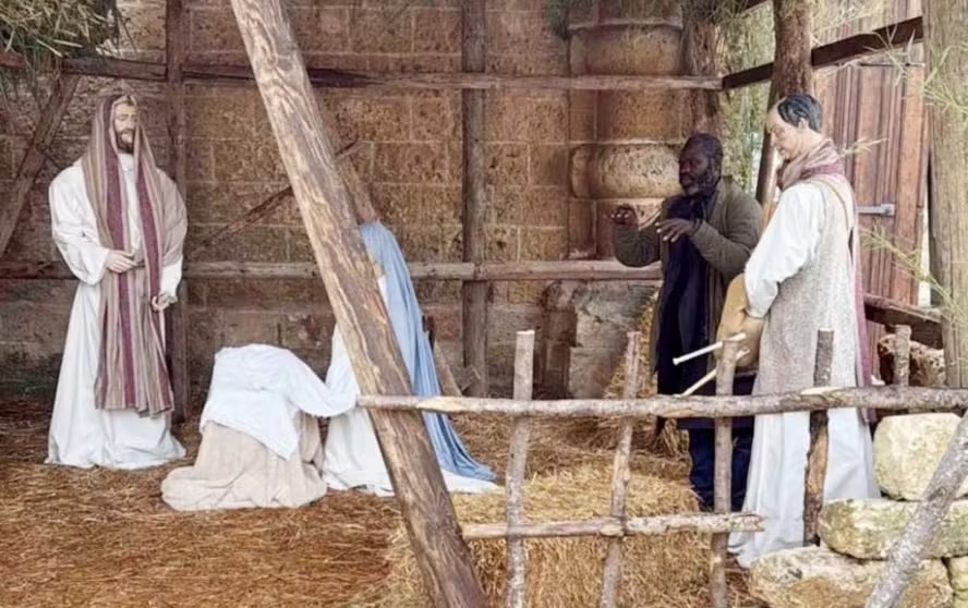 Homem fugindo da polícia se disfarça de estátua em presépio natalino