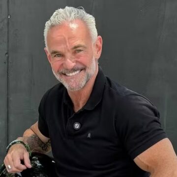 Discreta, Letícia Colin aproveita piscina em cruzeiro e posta raro clique com o filho