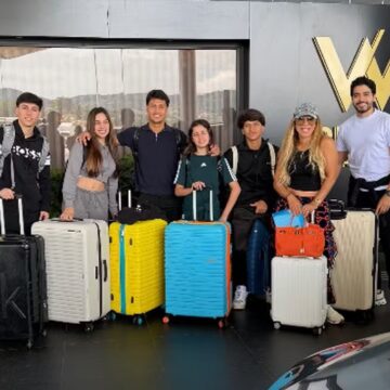 Iran Ângelo viaja para a Disney com namorado e filhos que tem com Hulk: ‘Família’