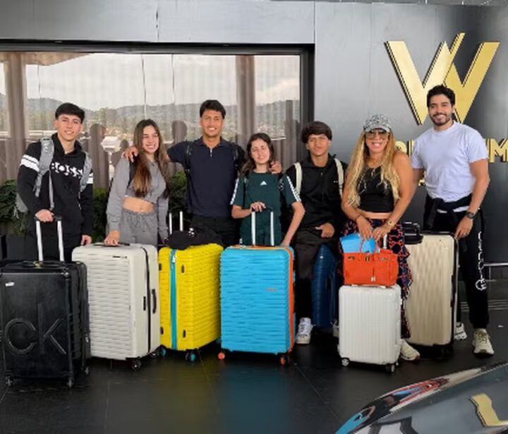 Iran Ângelo viaja para a Disney com namorado e filhos que tem com Hulk: ‘Família’