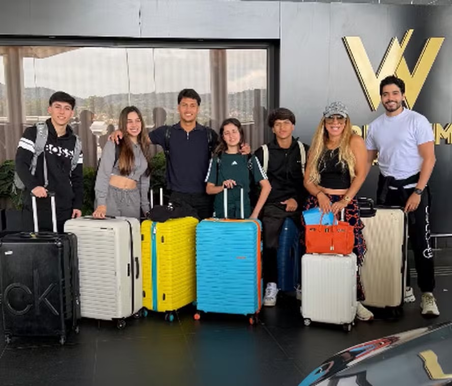 Iran Ângelo viaja para a Disney com namorado e filhos que tem com Hulk: ‘Família’