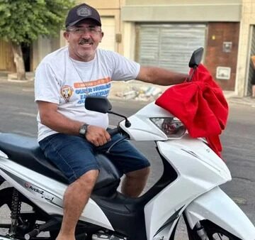 Pais de alunos fazem vaquinha para dar moto de presente de Natal para porteiro de escola