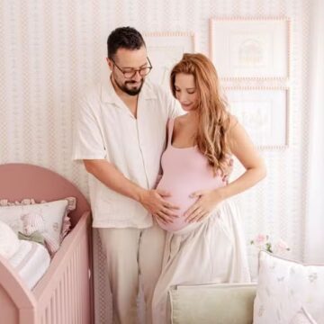 Cantor gospel Isaías Saad e esposa abrem o quarto da caçula que está prestes a nascer