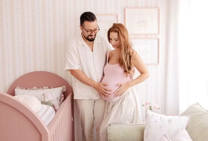 Cantor gospel Isaías Saad e esposa abrem o quarto da caçula que está prestes a nascer