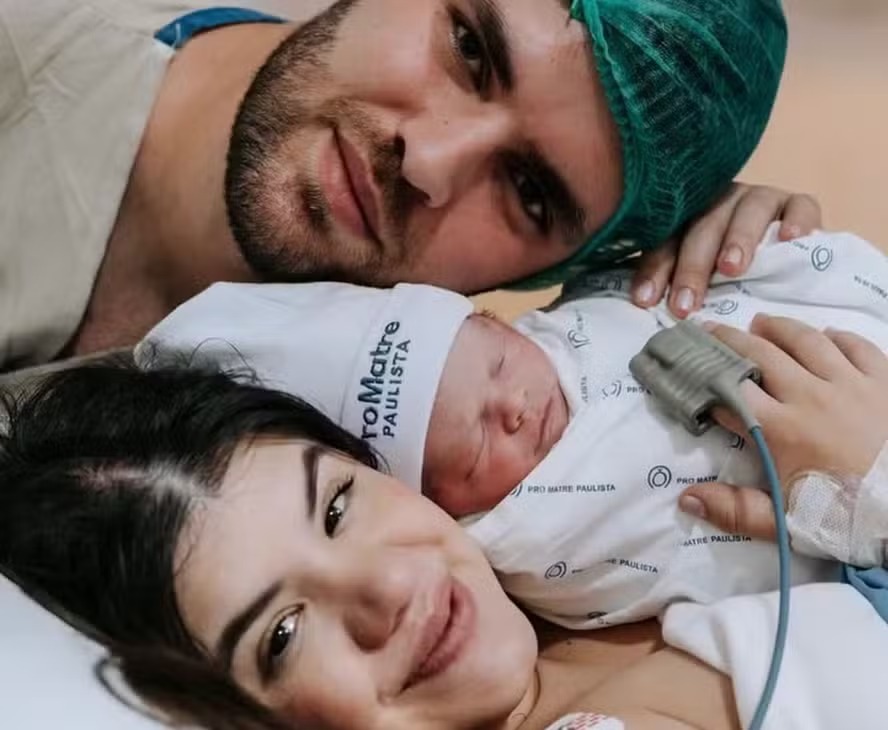 Ex-chiquitita, Carolina Chamberlain anuncia nascimento da primeira filha