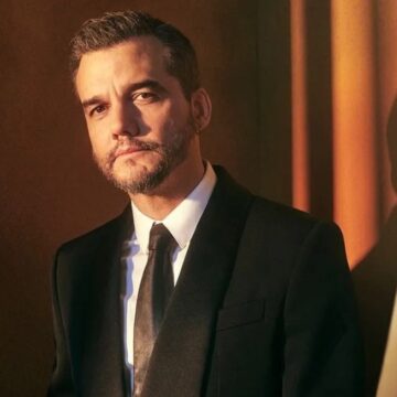 Wagner Moura é ‘tietado’ por The Rock e outras estrelas em evento do Globo de Ouro