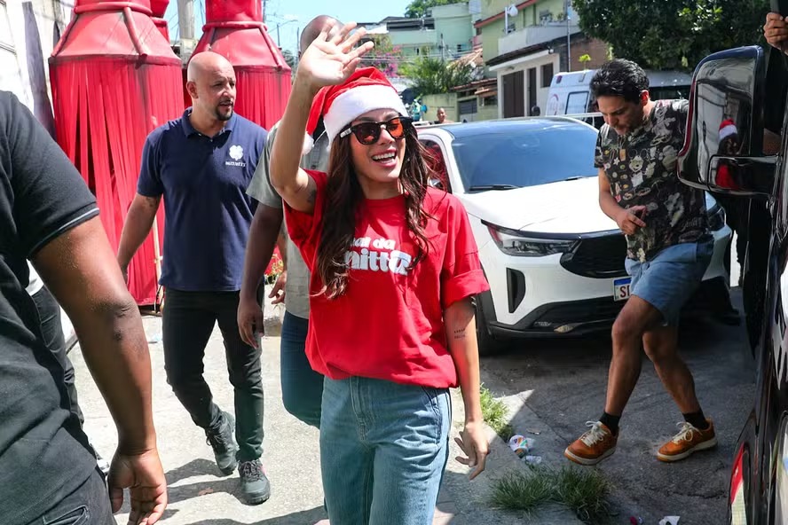 Anitta chega para distribuir cestas de Natal e brinquedos em Honório Gurgel; veja fotos