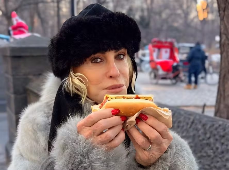 Curtindo as férias, Ana Maria Braga mostra look para enfrentar frio de Nova York: ‘Congelando’