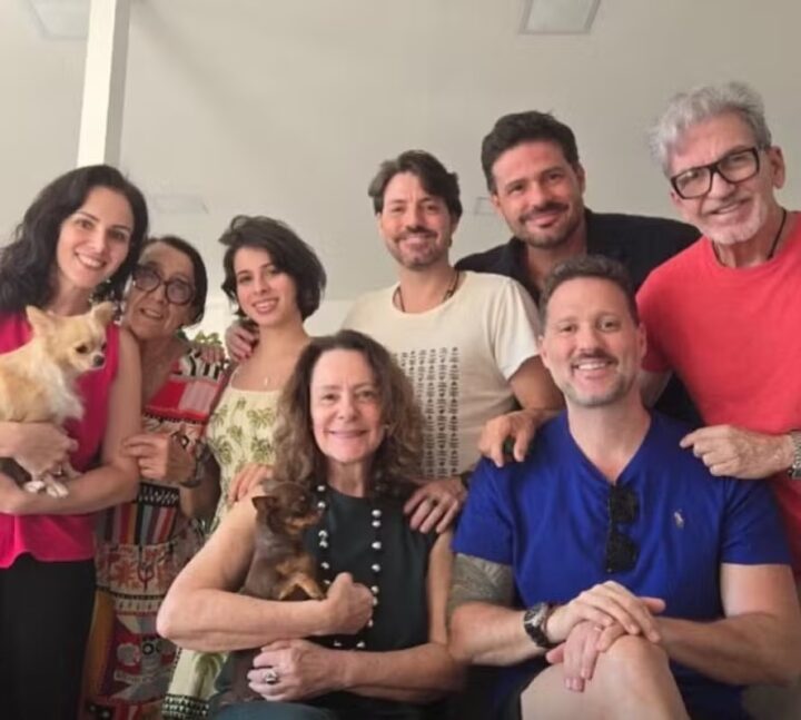 Elizabeth Savalla reúne filhos e ex-marido galã dos anos 80 em comemoração de Natal