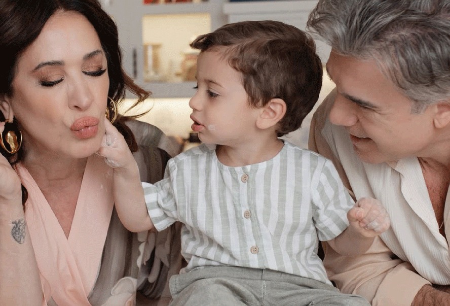 Claudia Raia e Jarbas Homem de Mello abrem álbum de Natal com o filho Luca
