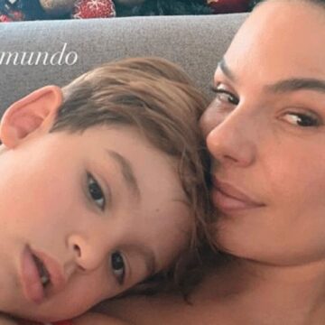 Isis Valverde se declara ao filho na véspera de Natal: ‘Meu mundo’