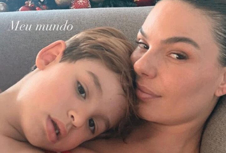 Isis Valverde se declara ao filho na véspera de Natal: ‘Meu mundo’