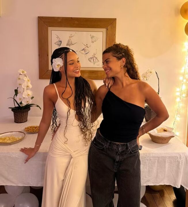 Filha de Carlinhos Brown, Cecília Buarque comemora 19 anos ao lado da irmã: ‘Minha riqueza do Ayê’