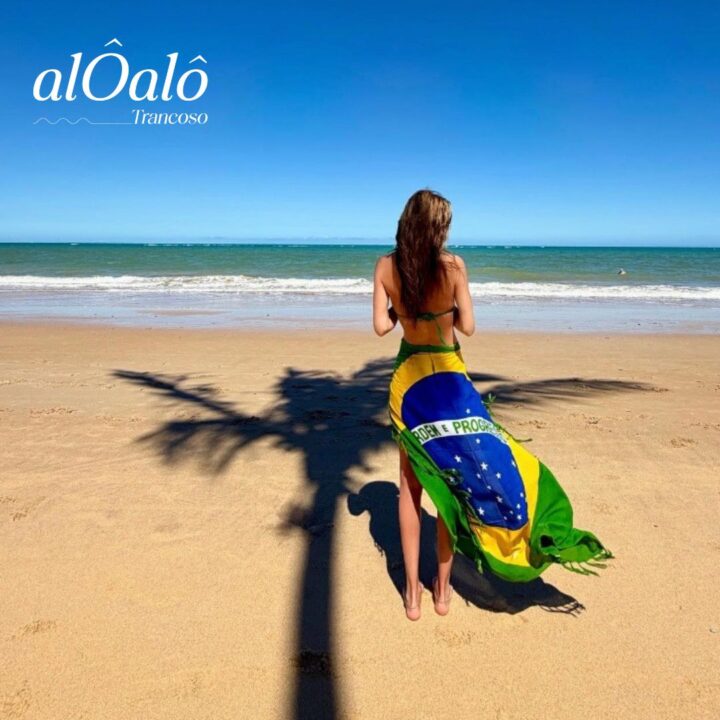 Em Trancoso, Bianca Brandolini posa com bandeira do Brasil