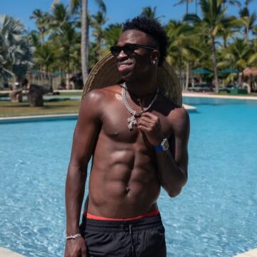 Sem camisa, Vini Jr. ostenta colar de diamantes durante viagem para Trancoso