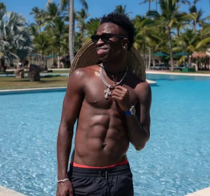 Sem camisa, Vini Jr. ostenta colar de diamantes durante viagem para Trancoso